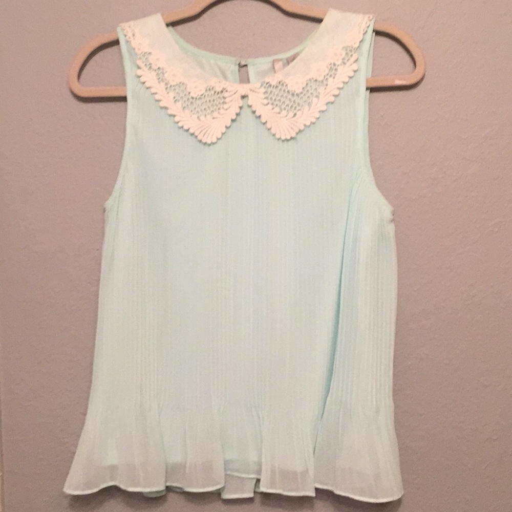 Beautiful blouse with a detailed Peter Pan collar.